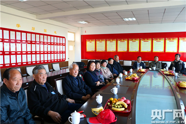教师的重阳节：带上老人领着孩子去学校看看