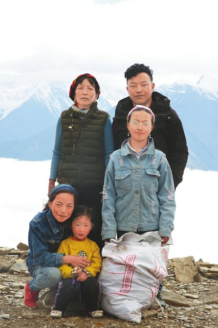 （转载）守护雪山的“爬山侠” 贡嘎山乡村民自发在5000米高山捡垃圾