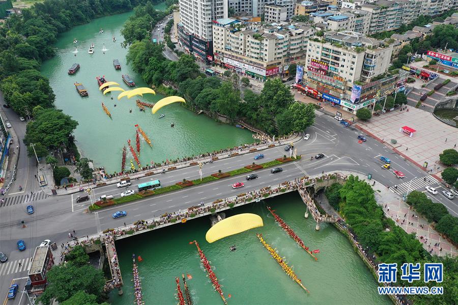 贵州铜仁:龙舟巡游迎端午 贵州铜仁:龙舟巡游迎端午