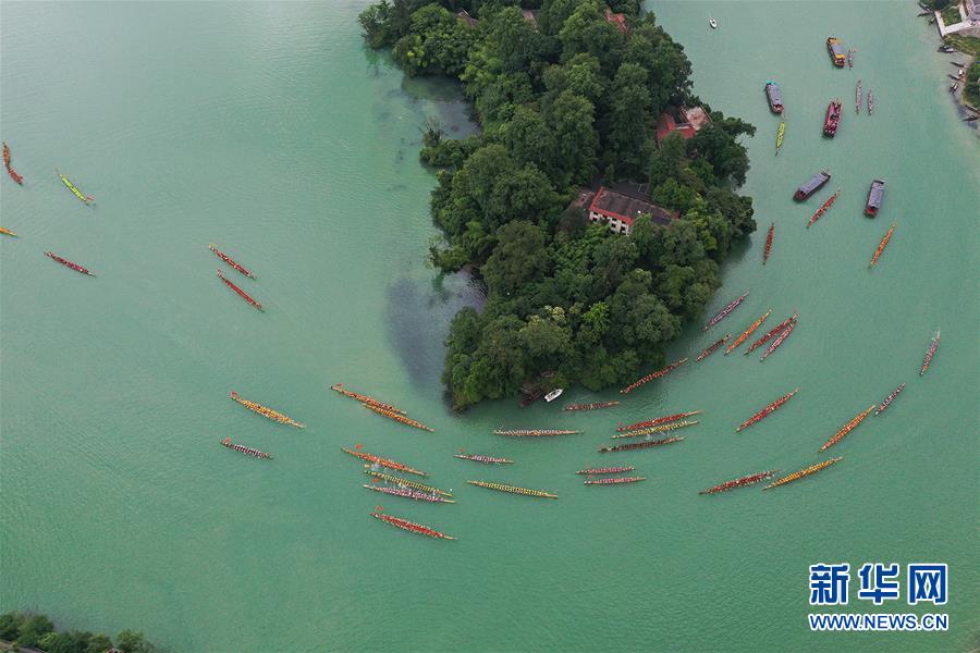 贵州铜仁:龙舟巡游迎端午 贵州铜仁:龙舟巡游迎端午