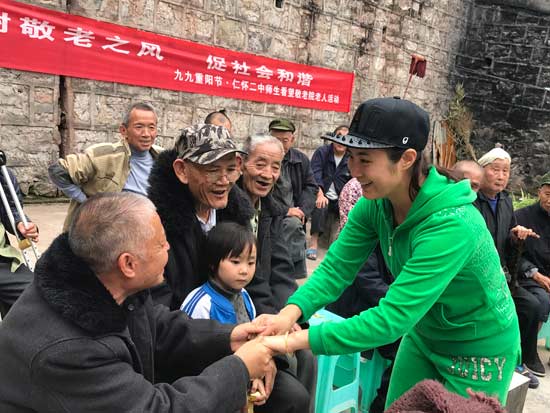 重阳节青年歌唱家刘一祯慰问敬老院老人传递爱心