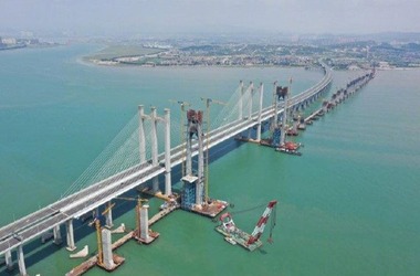 สะพานรถไฟความเร็วสูงข้ามทะเลแห่งแรกของจีนเชื่อมต่อสำเร็จ