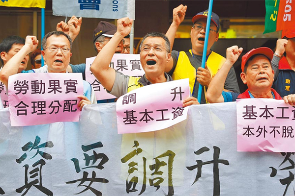 民进党不断挑动两岸敏感神经，给台湾经济军事上带来极大压力