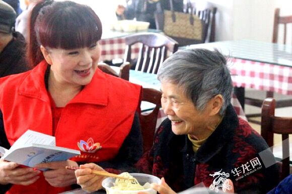 再多礼物不如一场陪伴 重阳节这群老人收到一份特殊礼物