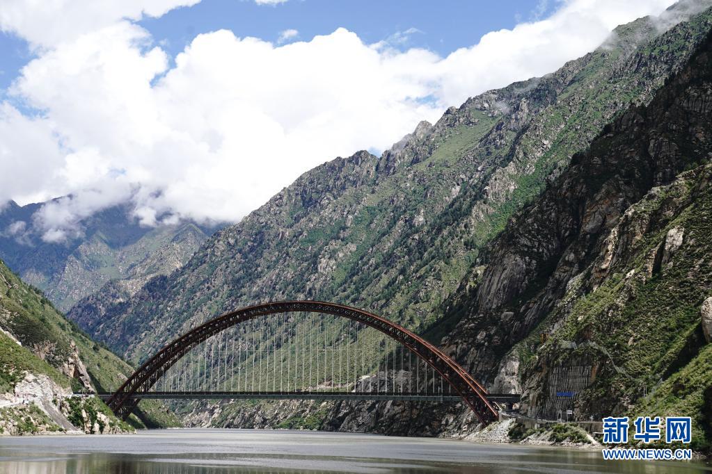 团结线铺就幸福路——西藏交通基础设施建设实现历史性跨越