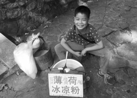 9岁男孩周末摆摊卖凉粉豆腐脑1年 从没叫过苦