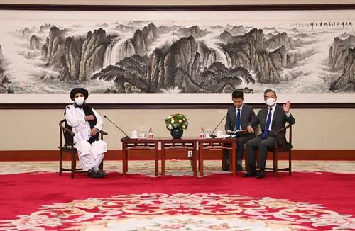 چینی وزیر خارجہ کی افغان طالبان کے سیاسی کمیشن کے سربراہ سے ملاقات_fororder_0728王毅会见塔利班2