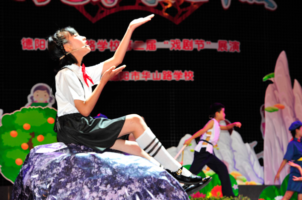 图片默认标题_fororder_6月4日下午，在四川省德阳市艺术宫，小学生们正在进行精彩的戏剧表演，迎接即将到来的端午节。图为孩子们表演节目《小小的心愿-大大的梦想》1