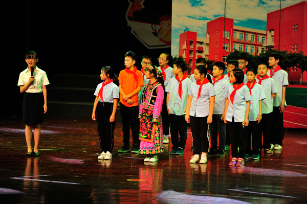 图片默认标题_fororder_6月4日下午，在四川省德阳市艺术宫，小学生们正在进行精彩的戏剧表演，迎接即将到来的端午节。图为孩子们表演节目《云端上的孩子》2