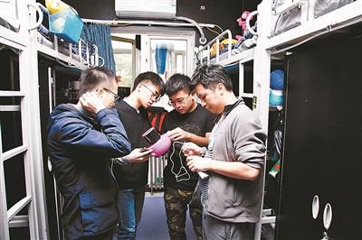 酷炫！北理工大学生将宿舍改造成“太空舱”