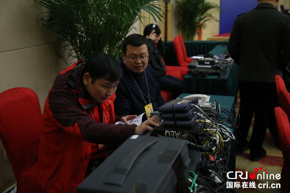 中国国际广播电台直播人员调试设备