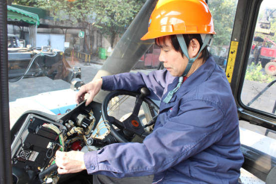 【中国梦&#183;践行者】刻苦学习认真改造 黄埔港码头有个“庆师傅”