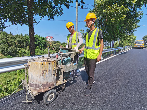 一曼故居旅游道路提升改造项目进入收尾阶段_fororder_工人正在设置标线。杨晓川-摄