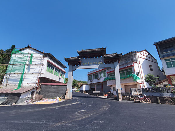 一曼故居旅游道路提升改造项目进入收尾阶段_fororder_入口牌坊处道路也进行了黑化。杨晓川-摄