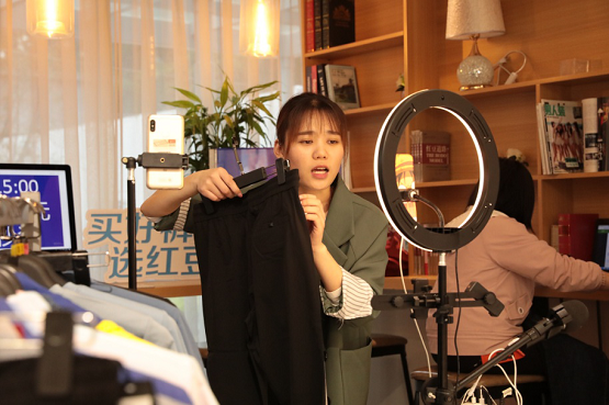 产品用户两手抓 红豆股份总经理走进直播间为哪般? 产品用户两手抓 红豆股份总经理走进直播间为哪般?