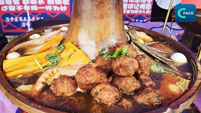 “เทศกาลอาหารหม้อไฟอันโอชะ” แห่งเขตหวงจง เมืองซีหนิงเริ่มต้นขึ้นแล้ว เนื้อถูกลวกในหม้อทองแดงหนัก 1.2 ตัน_fororder_2021073008News2