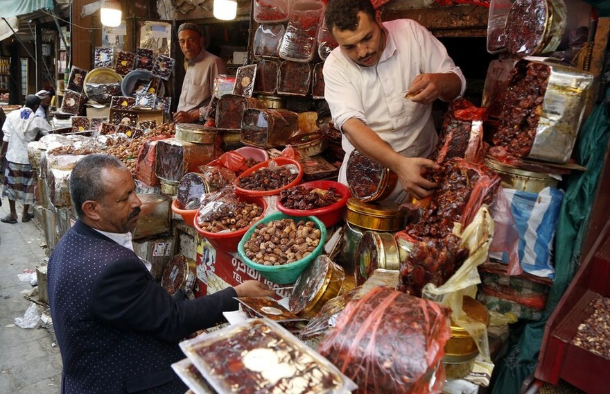Mideast in Pictures: Muslims in Middle East start holy fasting month of Ramadan_fororder_AAA