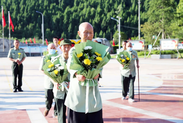 向英雄致敬 断臂老兵李化武本色依旧