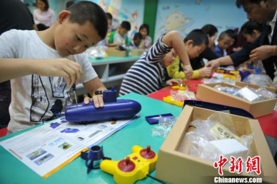 ฝูโจวจัดกิจกรรมชวนเด็กๆ DIY เรือดำน้ำ