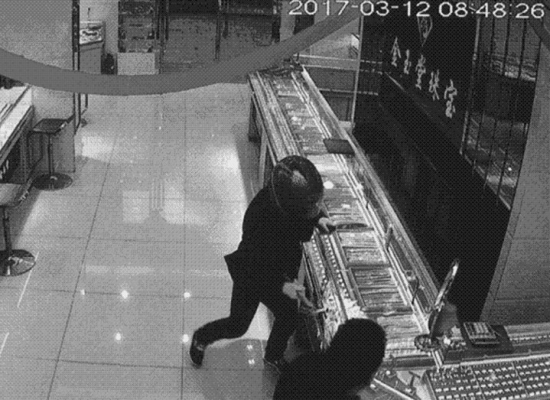 男子为弟弟婚礼抢金店 后租宝马婚车 一审被判12年