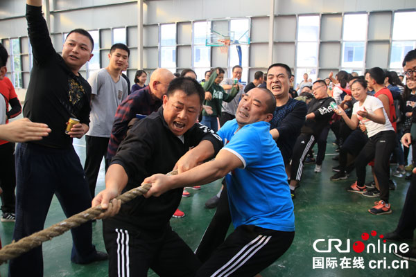 图片默认标题_fororder_拔河比赛现场-摄影-刘莉