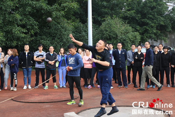 图片默认标题_fororder_扔铅球比赛现场-摄影-刘莉