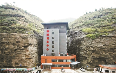 陕西现“肉夹馍”式大楼 建在两山夹缝之间