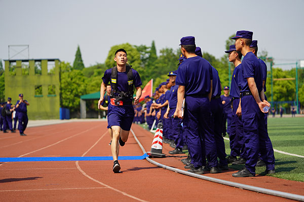 献礼五一四川50名消防员开展体能对抗大比拼