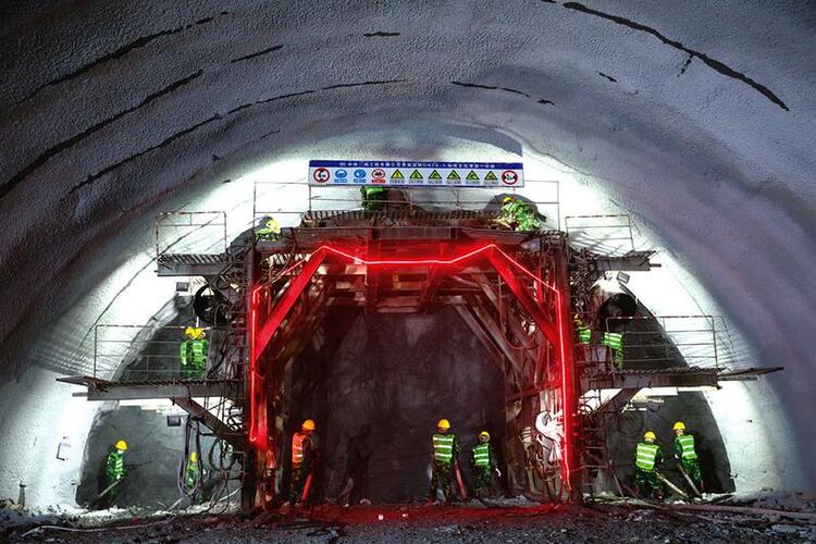 贵南高铁最高风险等级隧道顺利贯通