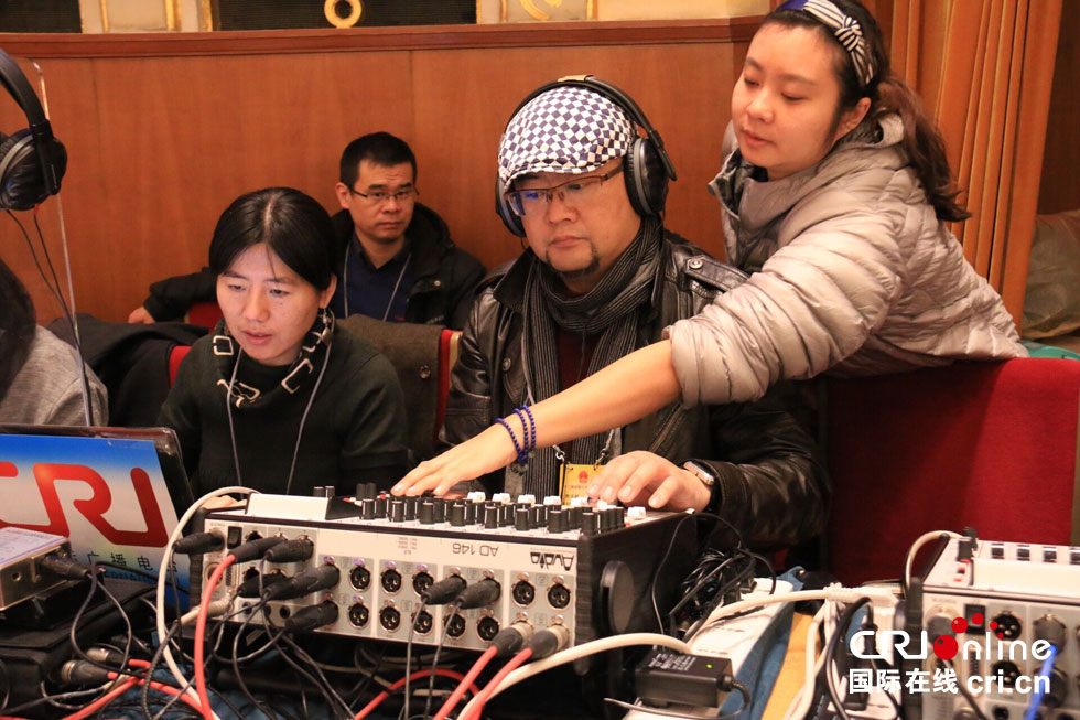 中国国际广播电台前方直播人员调试设备