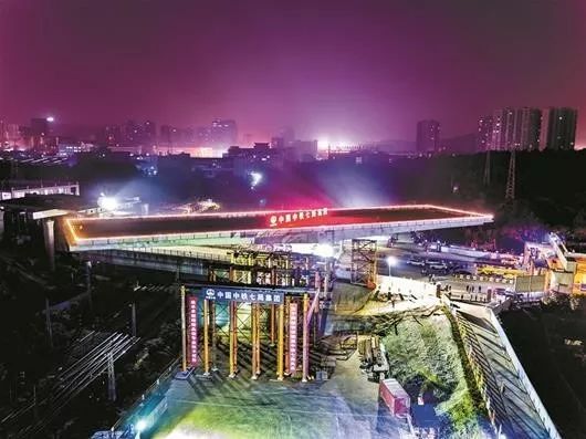 武汉3千吨桥体完成高难动作:桥上建桥 转体100度