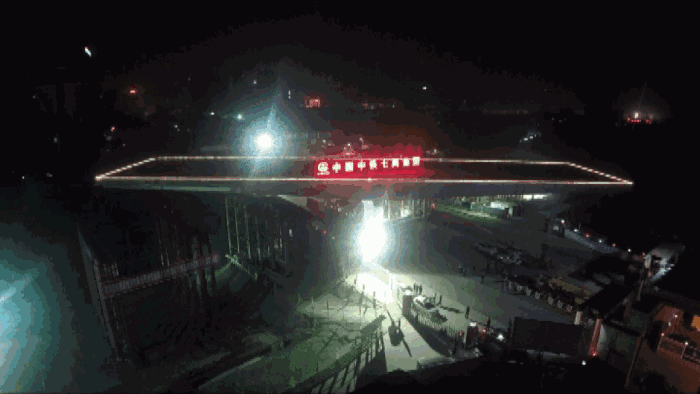 武汉3千吨桥体完成高难动作:桥上建桥 转体100度
