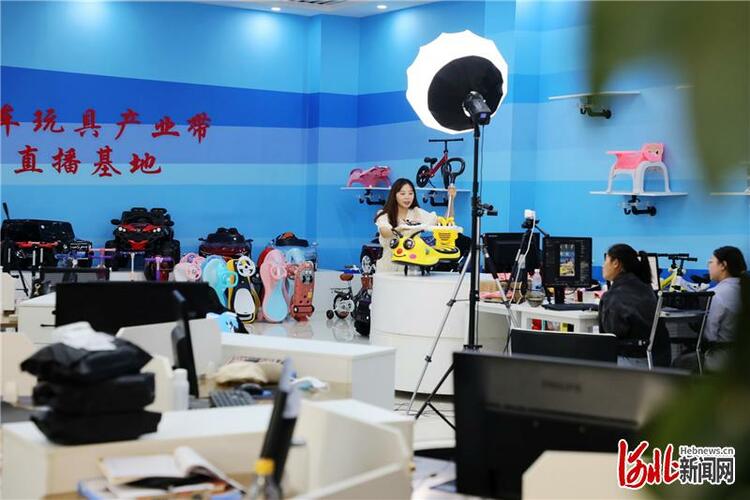 河北平乡：网红直播赋能童车玩具产业