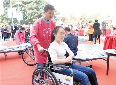 95后小伙亮相家政服务决赛 年轻人更被业内看好