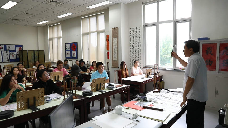 外国小哥学习书法 感叹中华文化博大精深 誓做中华文化传播者_fororder_截图1