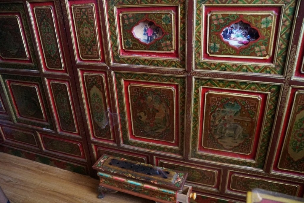 تبت کے چرواہے کی بہار_fororder_10.达次结婚时购置的柜子成为现在家中的“古董”