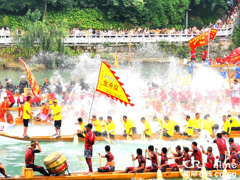 The Dragon Boat Cruise launched in Guizhou Bijiang to welcome the Dragon Boat Festival