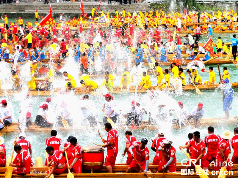 The Dragon Boat Cruise launched in Guizhou Bijiang to welcome the Dragon Boat Festival