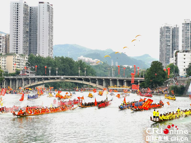 The Dragon Boat Cruise launched in Guizhou Bijiang to welcome the Dragon Boat Festival
