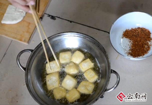 大学生在宿舍做美食走红 网友：好想做他室友