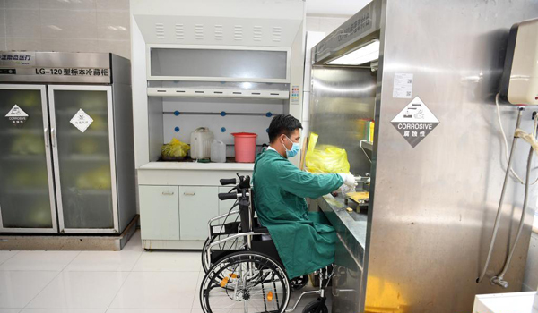 นายแพทย์ที่นั่งบนวีลแชร์_fororder_docter3