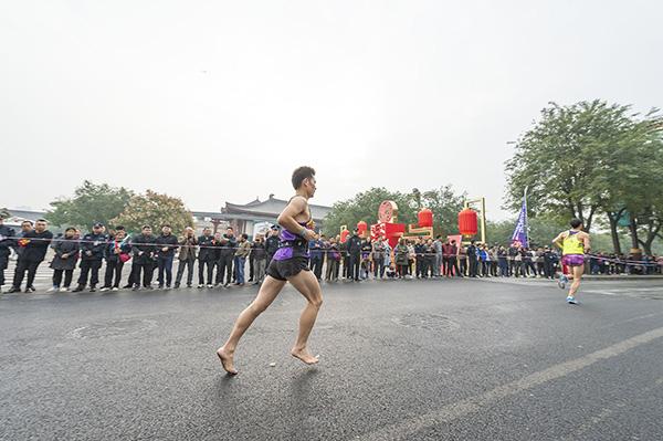 还有这种操作！非洲兄弟穿凉鞋参加嵩山马拉松夺冠