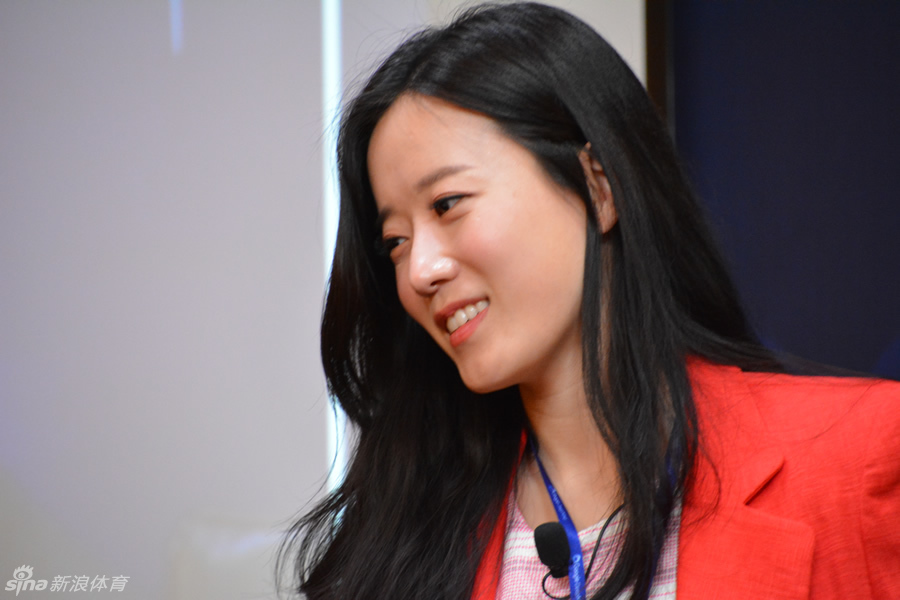 韩国美女棋手解说人机战 笑容甜美举止优雅