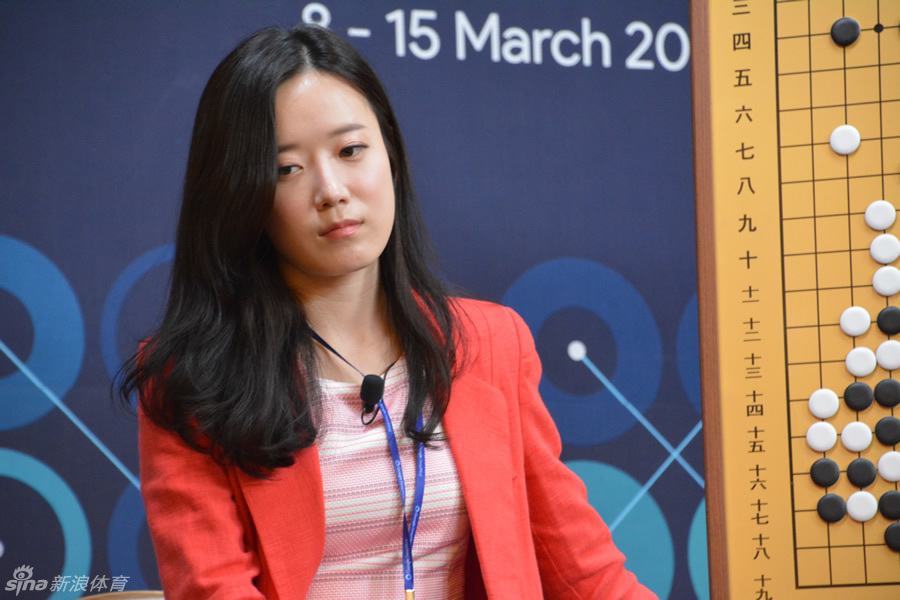 韩国美女棋手解说人机战 笑容甜美举止优雅