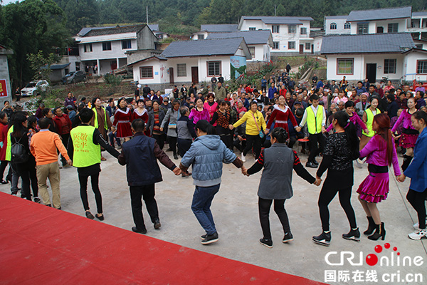 图片默认标题_fororder_村民和社会工作者载歌载舞-摄影-柯云清