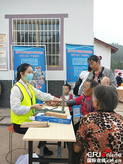 图片默认标题_fororder_遂宁敬平精神病专科医院人员为老人检查身体-摄影-柯云清