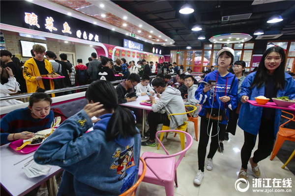 โรงอาหารของมหาวิทยาลัยมีคาราโอเกะด้วย