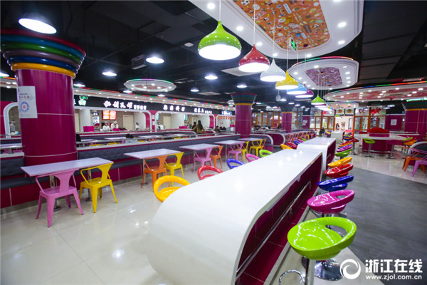 โรงอาหารของมหาวิทยาลัยมีคาราโอเกะด้วย