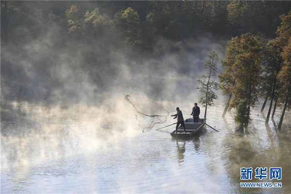 เมฆหมอกลอยเหนือทะเลสาบ งามเหมือนสวรรค์