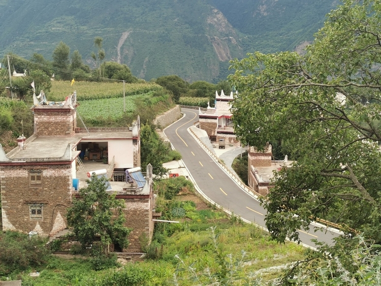 丹巴县甲居藏寨整洁的乡村公路